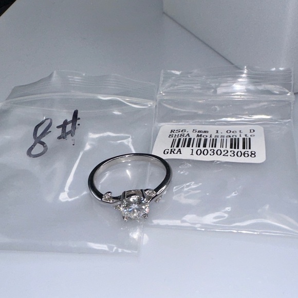 Elegant Silver Moissanite Ring size 8 - Picture 2 of 7